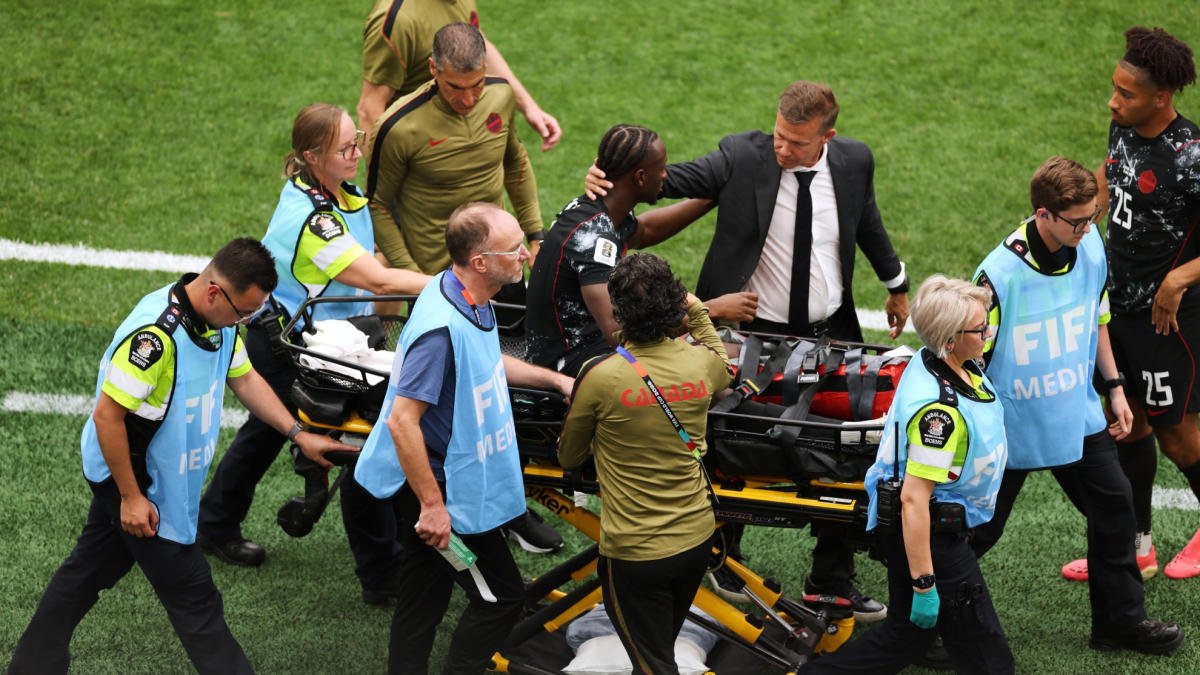 Ismael Koné, evacuado en camilla y con mascarilla de oxígeno tras dura lesión en el Mundial