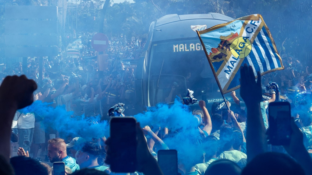 Miles de malaguistas despiden al equipo en su salida hacia Almería