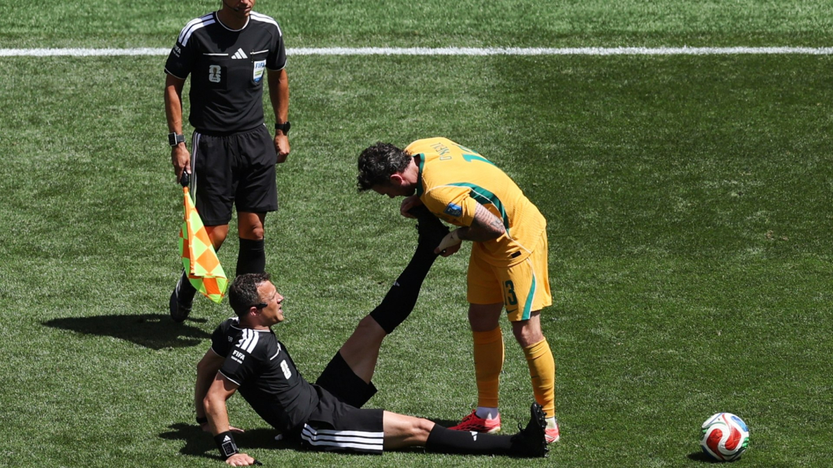 El árbitro Zwayer se lesionó en el partido entre Estados Unidos y Australia
