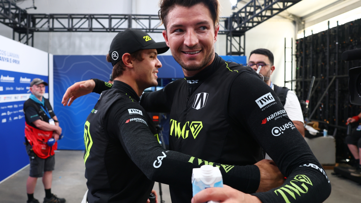 Andretti firma una histórica primera línea en la sauna de Sanya, con Dennis en la pole