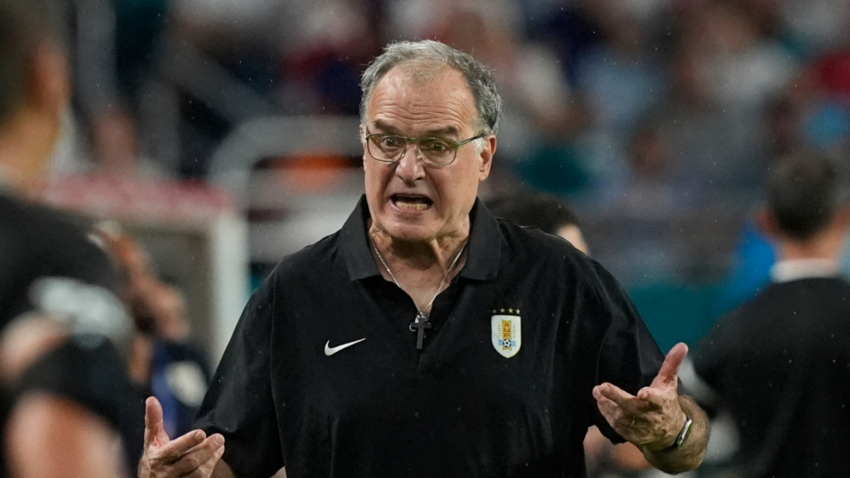 Marcelo Bielsa analiza la situación de Uruguay antes del partido crucial contra Cabo Verde