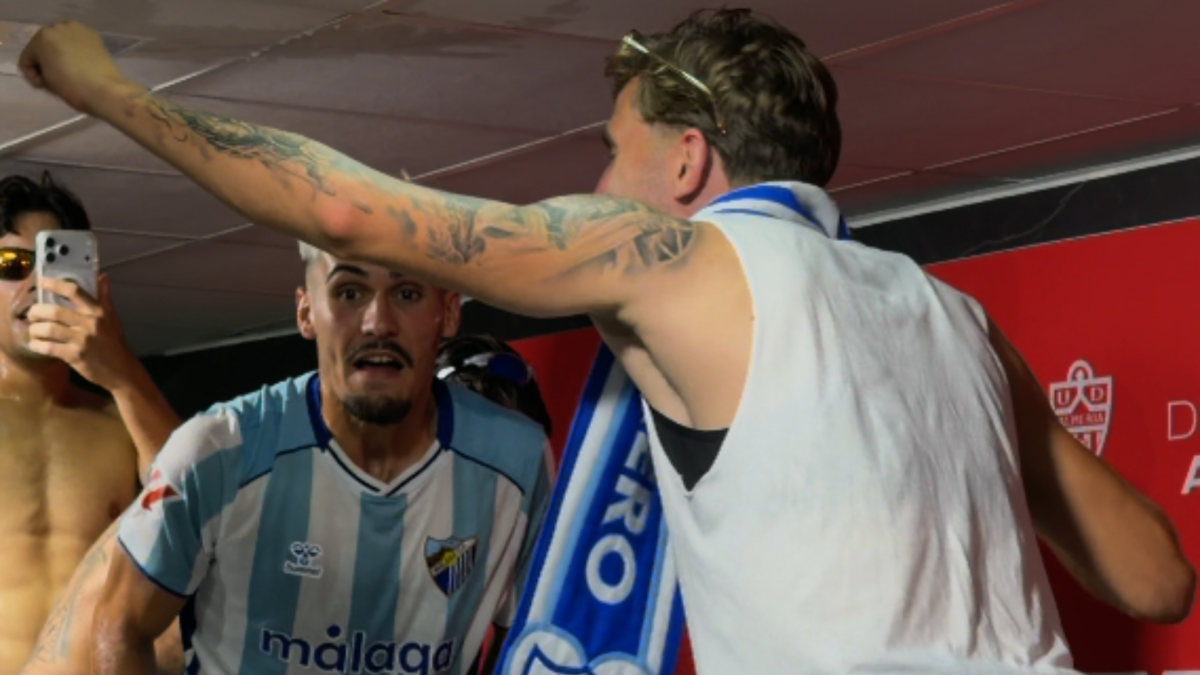 Jugadores del Málaga irrumpen en rueda de prensa para festejar el ascenso