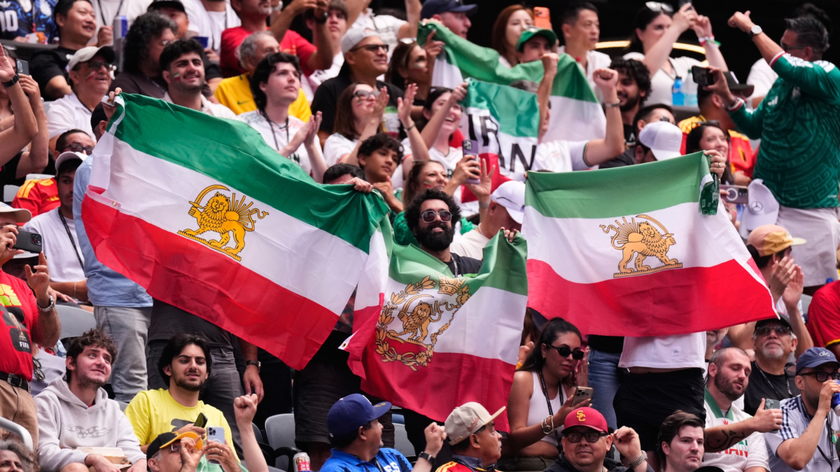  Los aficionados iraníes pitan masivamente su propio himno en Los Ángeles 