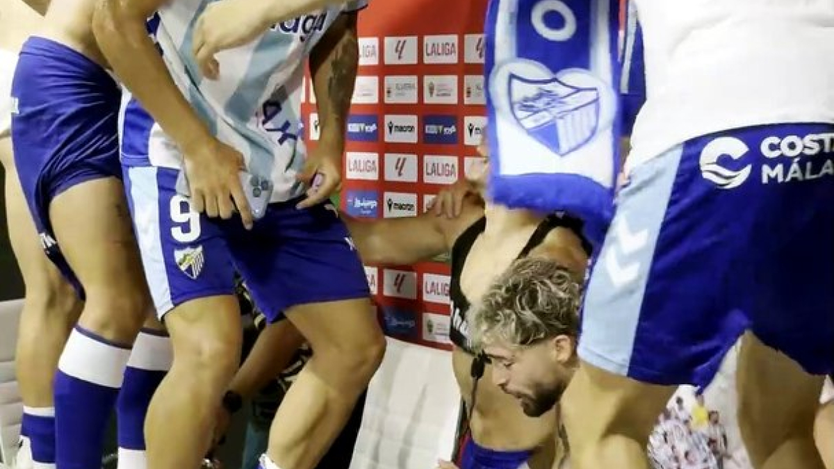 Los jugadores del Málaga 'asaltan' la rueda de prensa para celebrar el ascenso