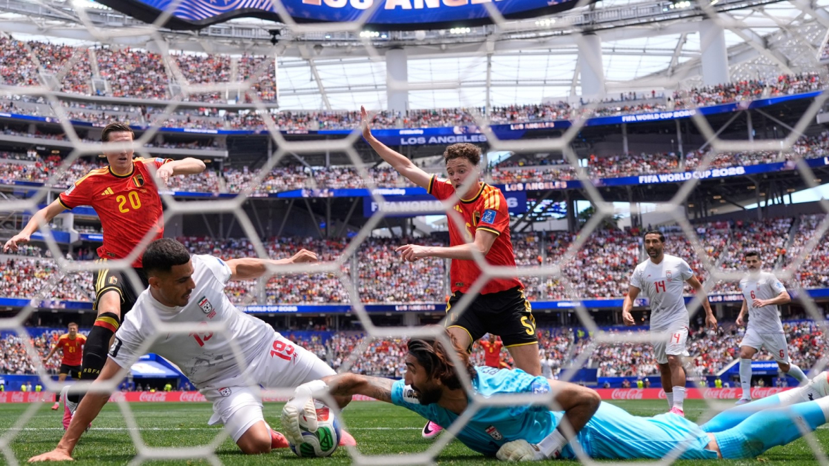 La descomunal mano del meta de Irán que opta a convertirse en la parada del Mundial