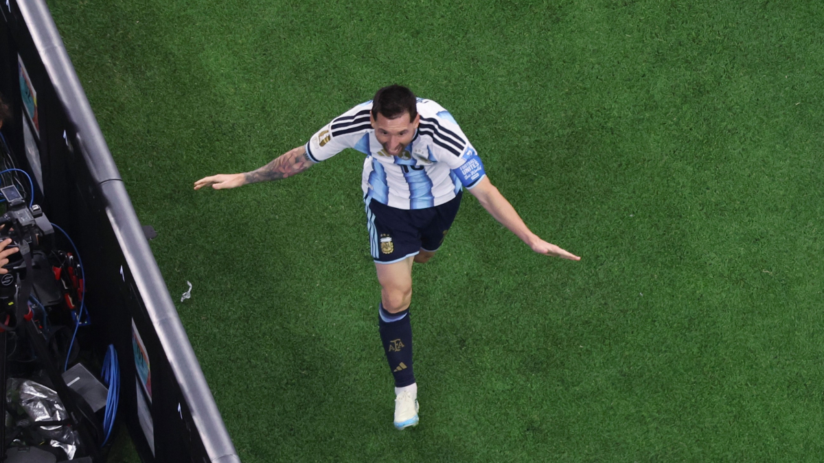Messi, en el mismo día que Maradona