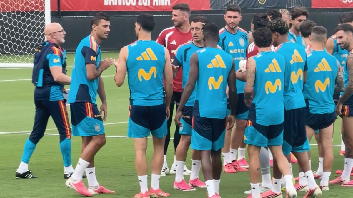 Rodri y Mikel Merino reciben un pasillo de collejas en su 30 cumpleaños