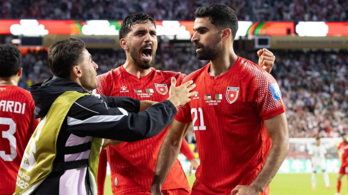 Gol de Al-Rashdan en el partido Jordania 1-2 Argelia