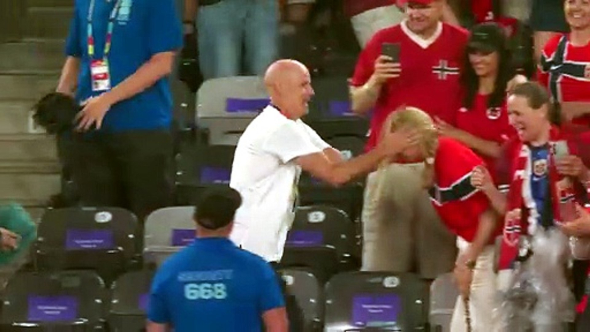 El beso viral del seleccionador de Noruega a su mujer tras ganar a Senegal
