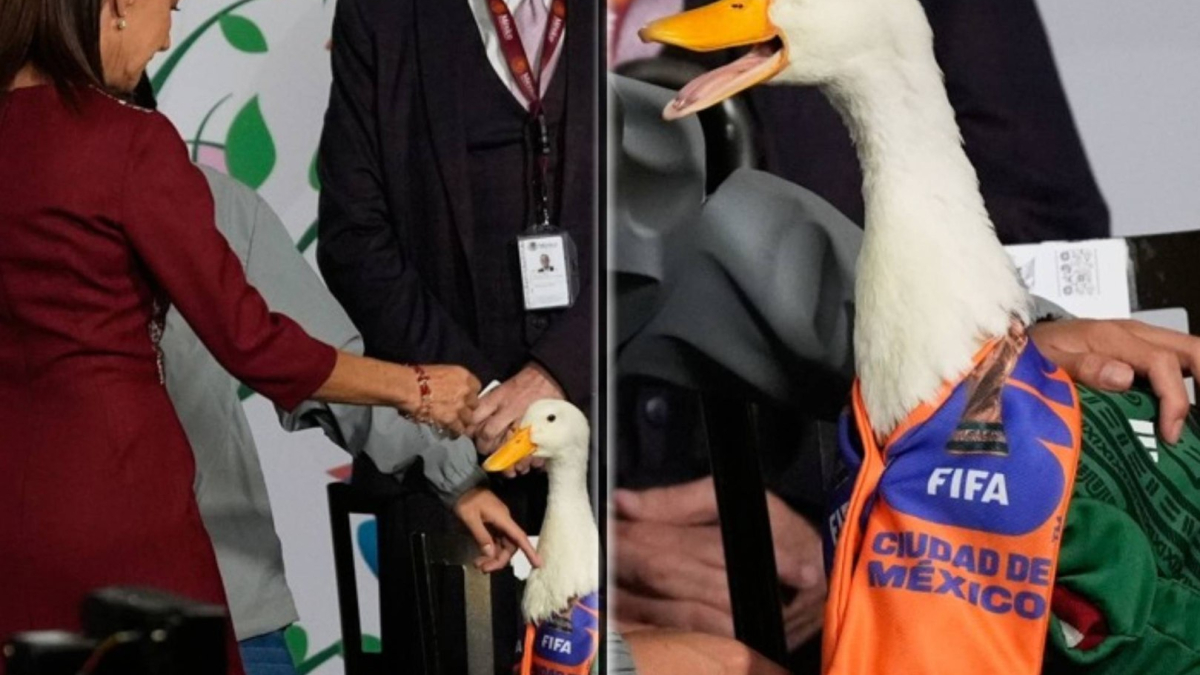 El pato Merlín, la mascota no oficial del Mundial, picotea a la presidenta de México