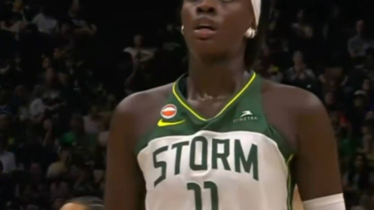 La colosa española Awa Fam, pívot de 1,93 m. que fue nº3 del Draft, cautiva la WNBA a triplazos