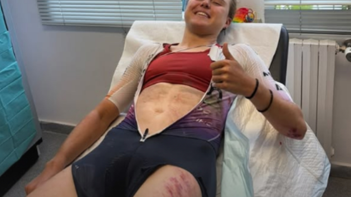 Paula Blasi se baja de la ruta en los Campeonatos tras una dura caída: viaja a Barcelona para revisar sus costillas antes del Tour