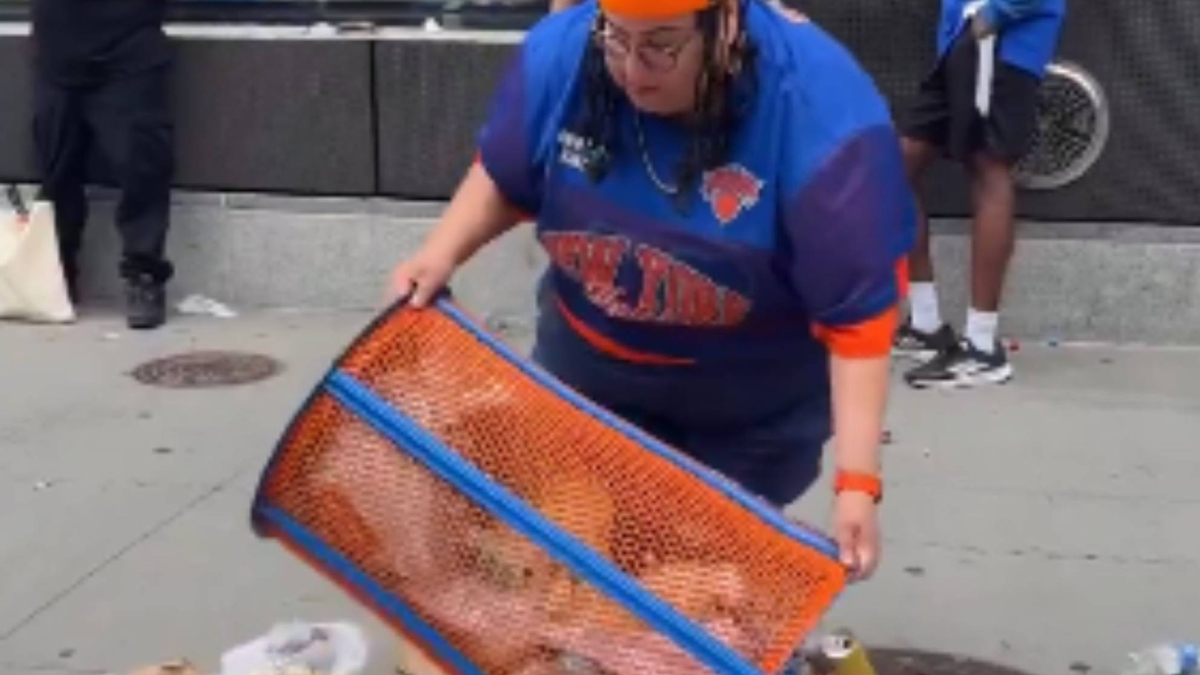 Una aficionada de los Knicks es despida de su empresa por vaciar y robar una papelera conmemorativa