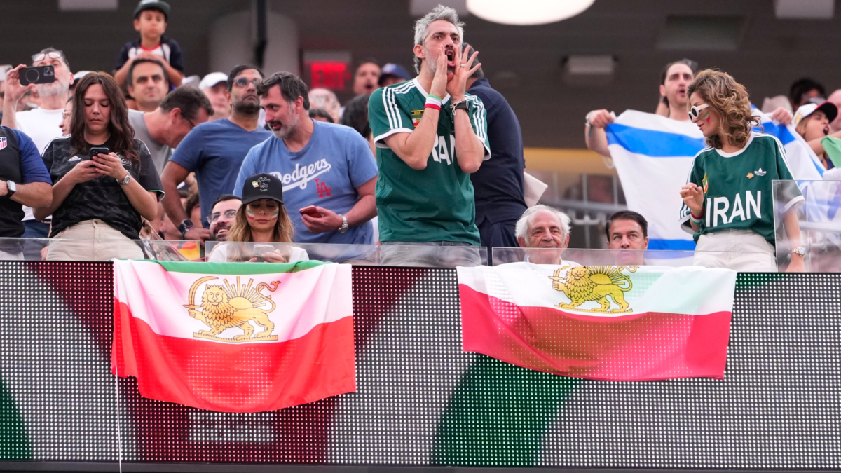 El orgullo, fuera del estadio: Egipto e Irán, que persiguen la homosexualidad, juegan el 'Pride Match'