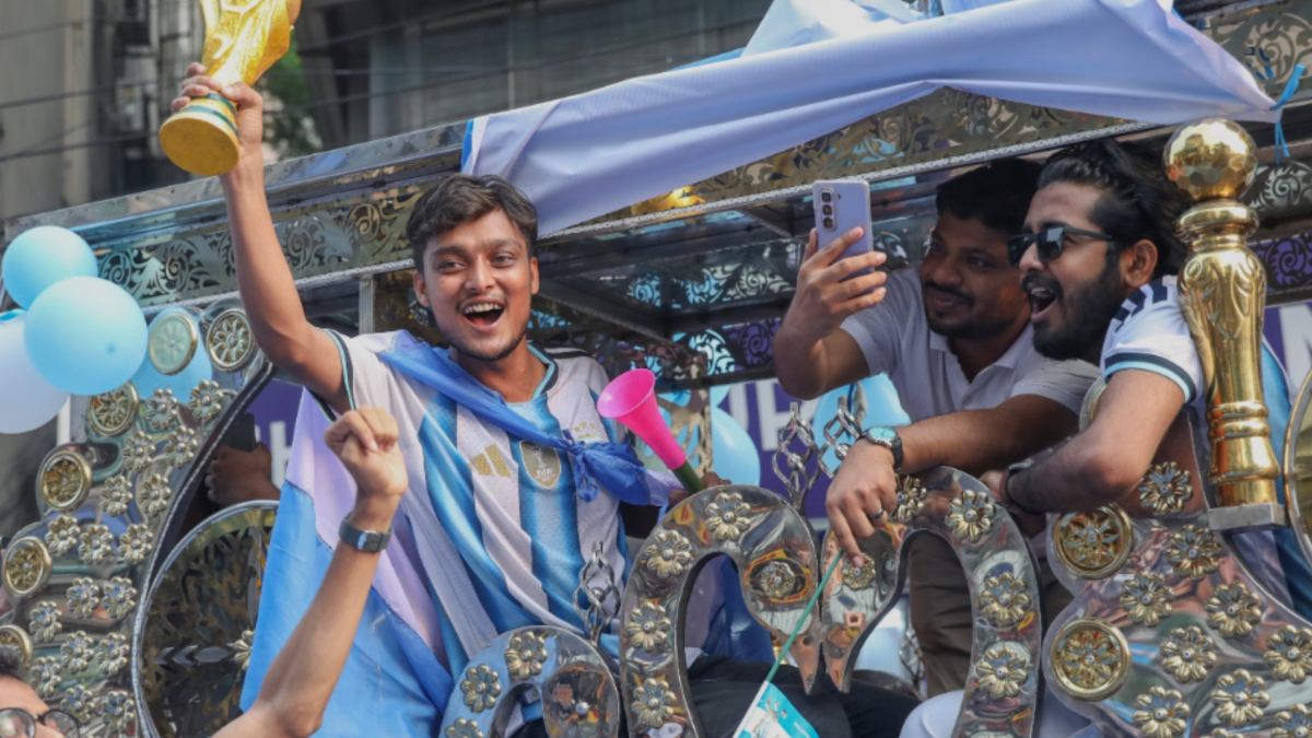 Bangladés no juega el Mundial pero lo cose: de 150 camisetas al día a 5.000 por el Mundial