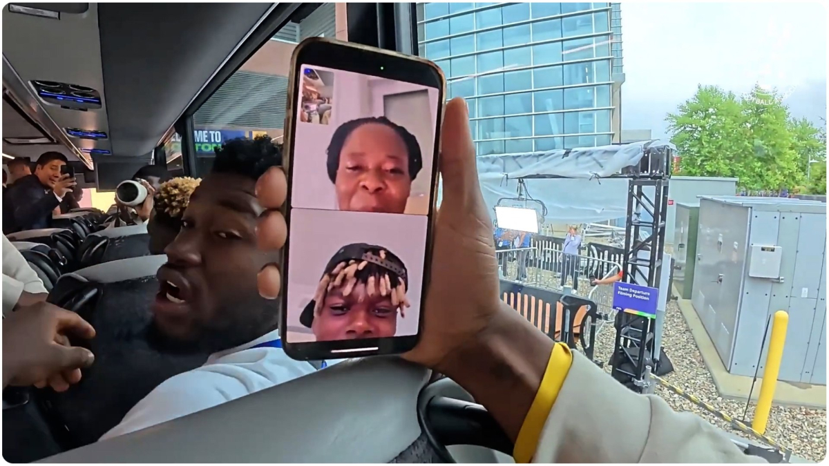 ¡Surrealista! Nico Williams 'se cuela' en el autobús de Ghana mientras hablaba con su hermano