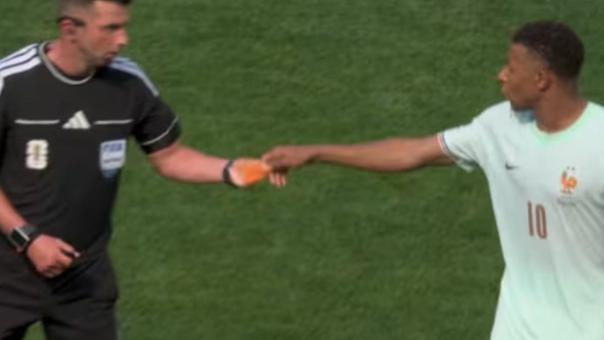 La nueva norma de los cambios deja la imagen más surrealista: Mbappé le dio el brazalete al árbitro