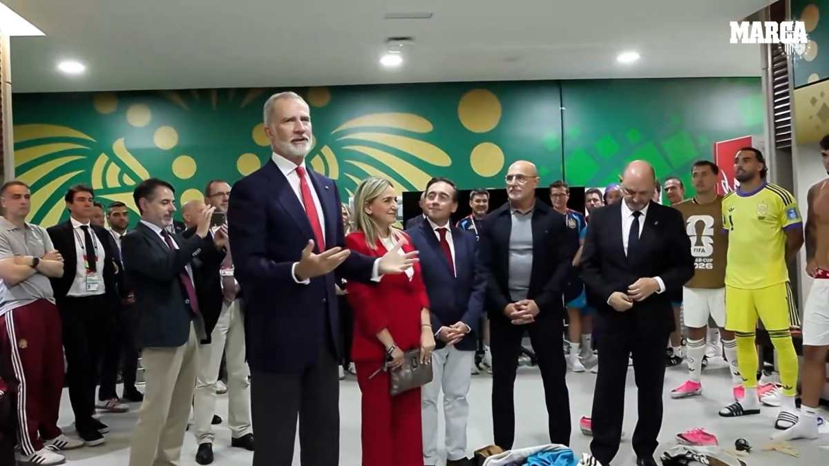 Felipe VI en el vestuario de la Selección: 'Ha sido un partido leñero'