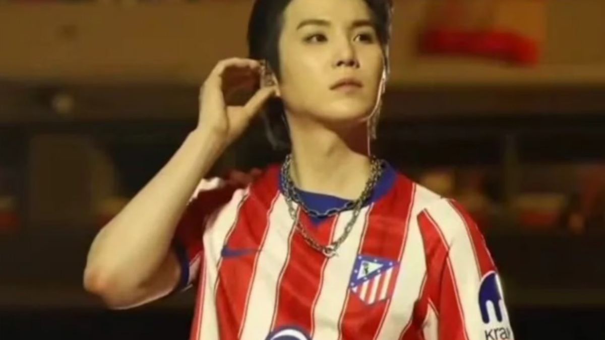 Suga 'filtra' la nueva camiseta del Atlético en pleno concierto