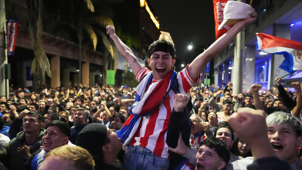 Paraguayos celebran en Asunción su paso a octavos de final en el Mundial
