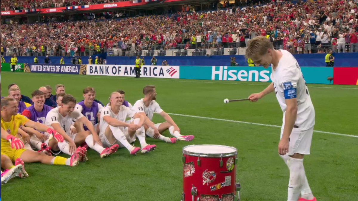 La afición noruega convierte el estadio en un drakkar vikingo