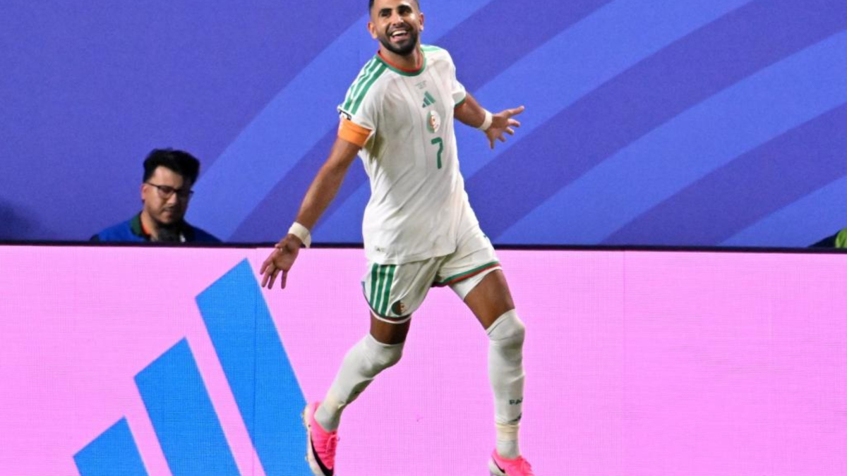 El último baile de Mahrez con Argelia — photo: Marca Fútbol