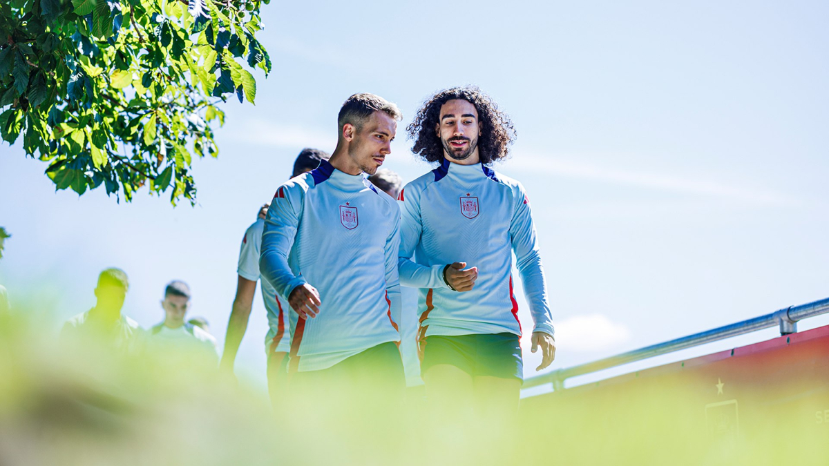 Cucurella sobre las palabras de Grimaldo en las que explicaba su incomodidad por no jugar: 'Es normal...'