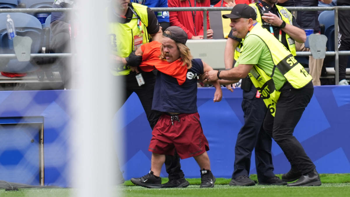 Incidentes en el Mundial: invasión de campo en Bélgica-Senegal