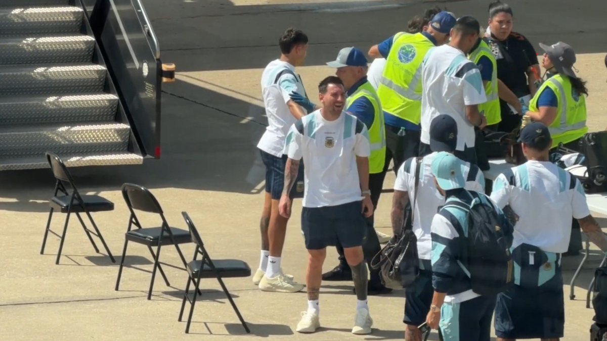 Messi se ríe a carcajadas al descubrir el contenido de la mochila de Cuti Romero