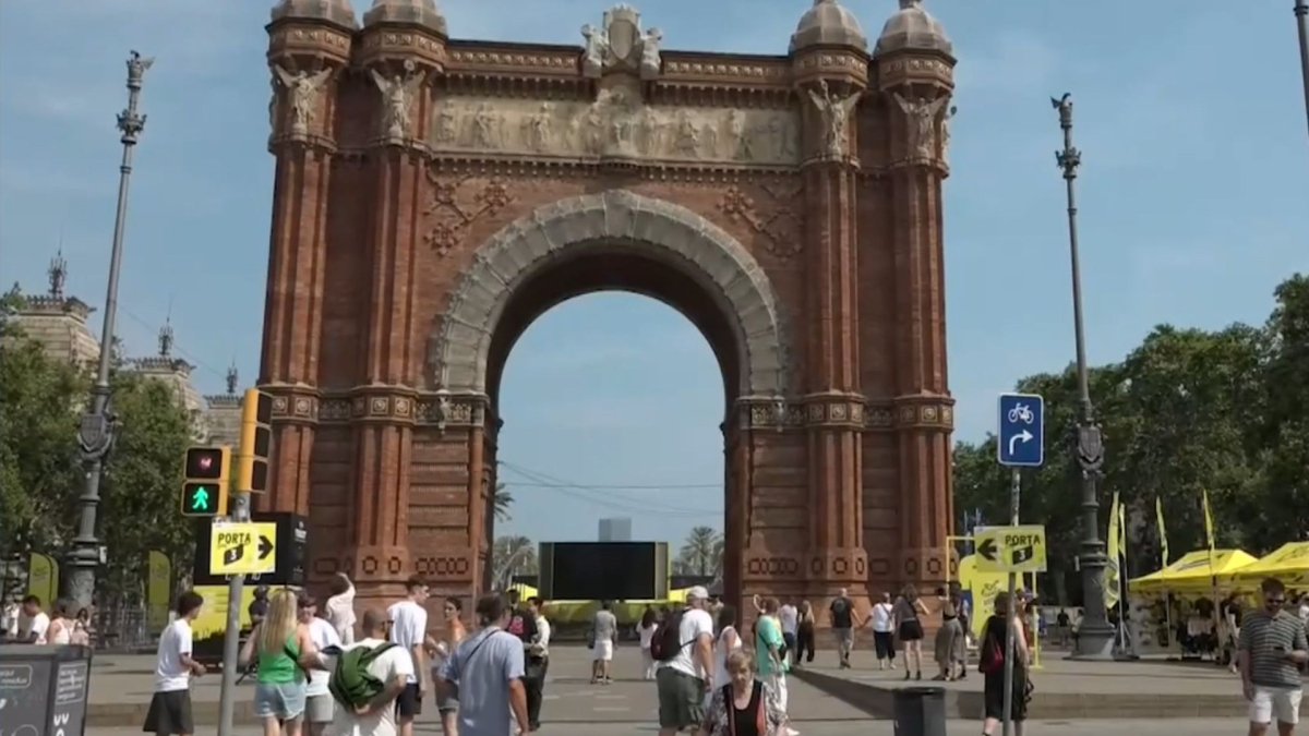 El Tour toma Barcelona con la Sagrada Familia como gran escenario: así se engalana la ciudad