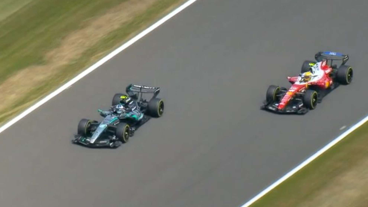 Antonelli 'maltrata' a Hamilton ante su público en la sprint de Silverstone