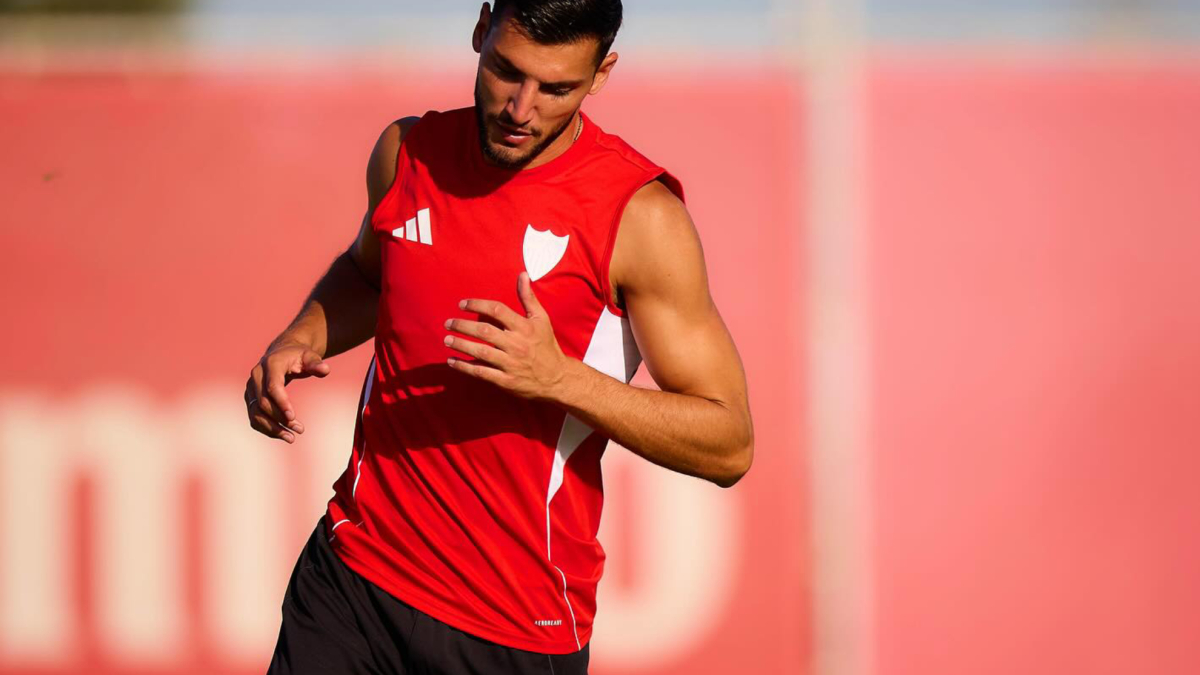 Rafa Mir pasa el reconocimiento médico mientras espera la respuesta a su recurso