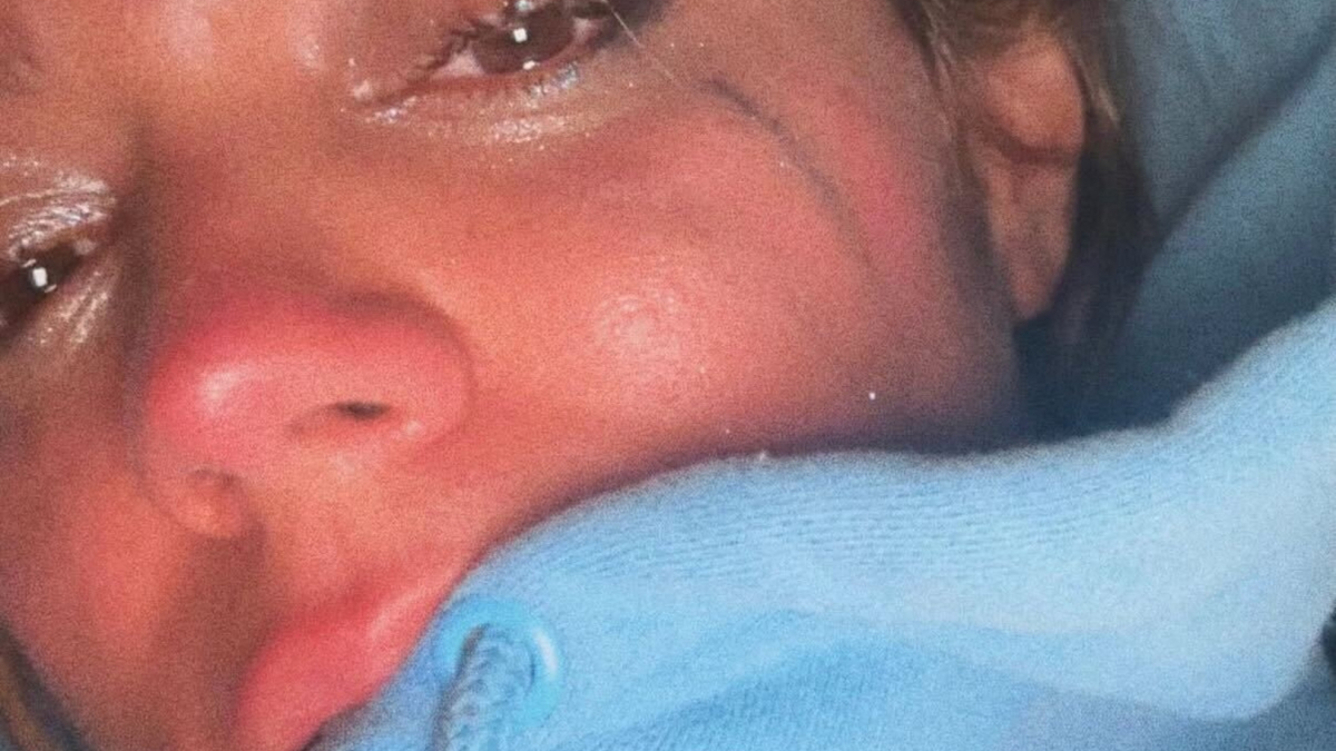 Karol G preocupa a sus seguidores tras aparecer llorando en redes sociales