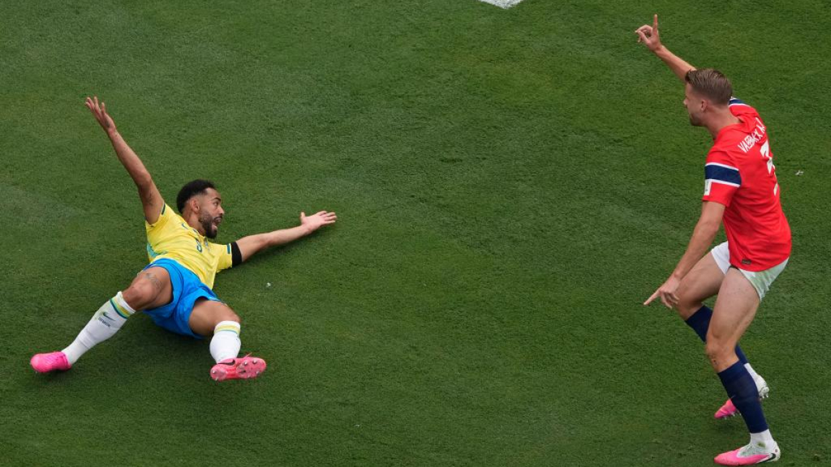 El árbitro Ismail Elfath vuelve a generar polémica en el Mundial