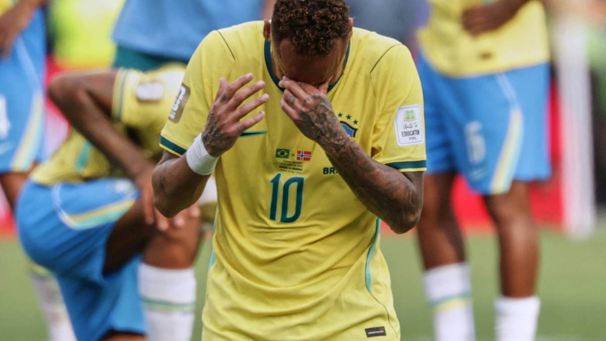 El padre de Neymar le ruega a su hijo que siga jugando al fútbol: "Vuelve a sonreír en el campo"