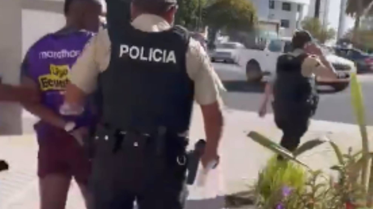 El futbolista José Hernández es detenido cuando calentaba para jugar un partido de Primera en Ecuador