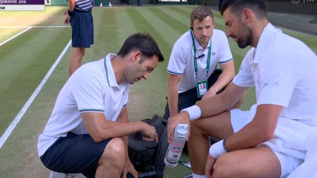 Alarma Djokovic en Wimbledon: siente algo en la pierna y pide la presencia del fisioterapeuta