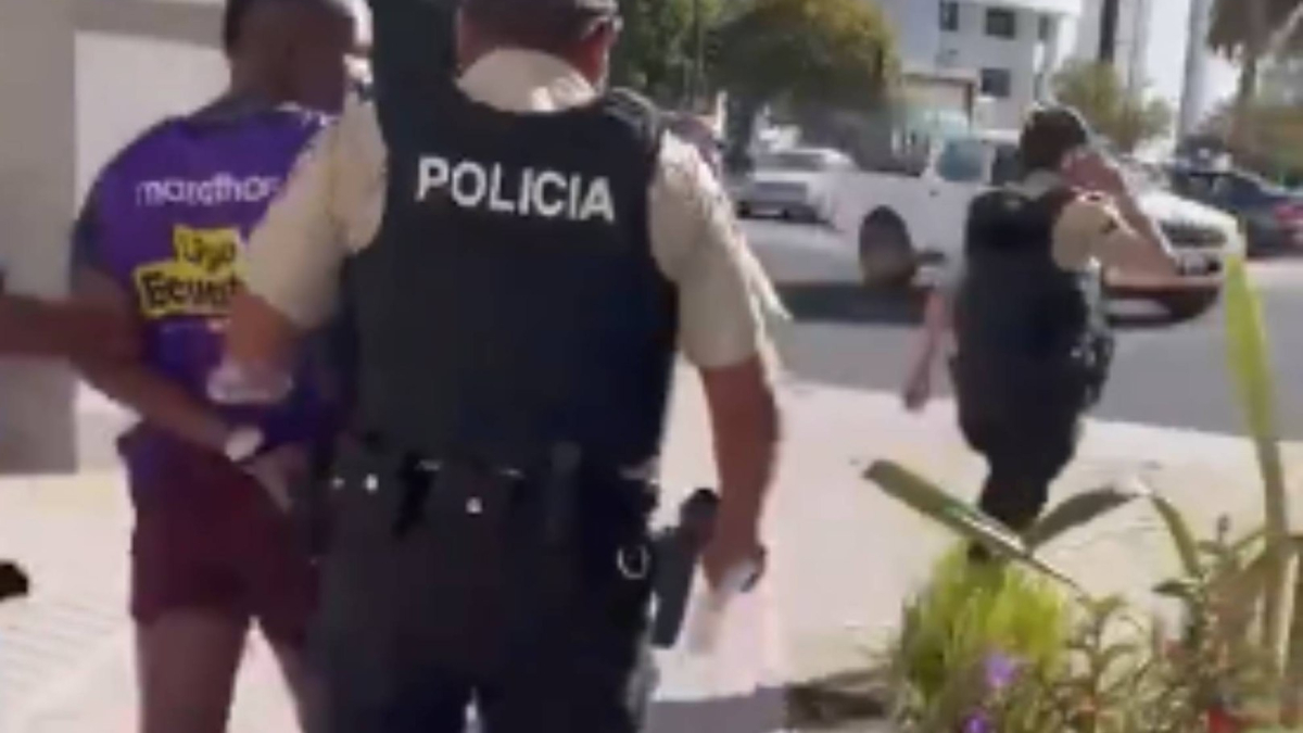 El futbolista José Hernández es detenido cuando calentaba para jugar un partido de Primera en Ecuador