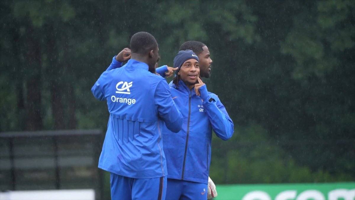 Olise y Konaté protagonizan un divertido momento en la concentración de Francia