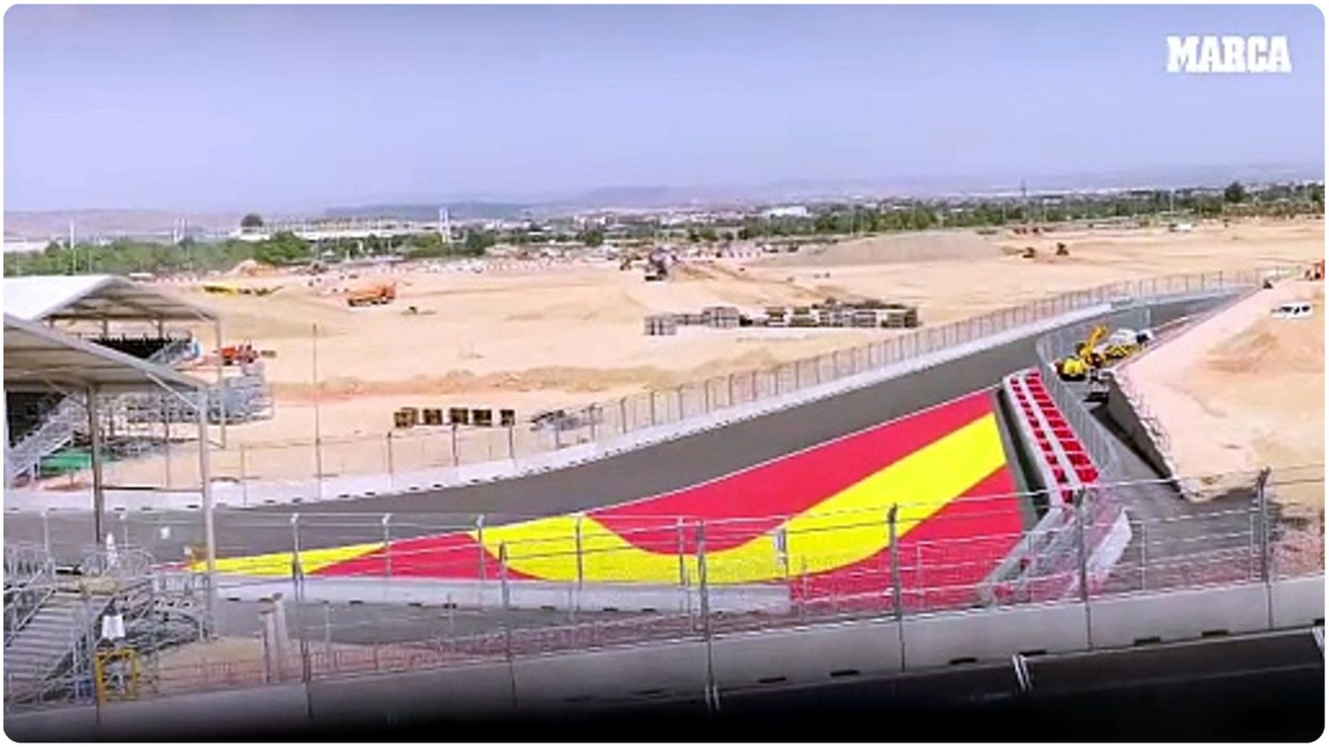 Hamilton pasando por el 'piano' de los colores de España en Madring