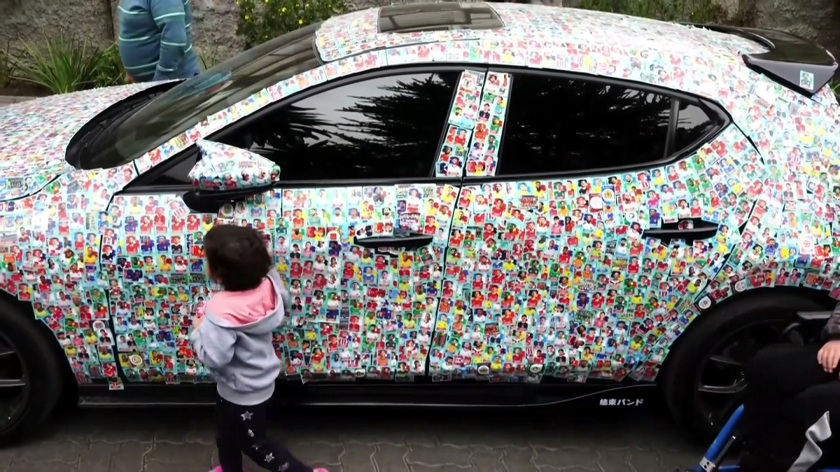 Fan chileno crea sorpresa con cromos del álbum del Mundial 2026 en su coche