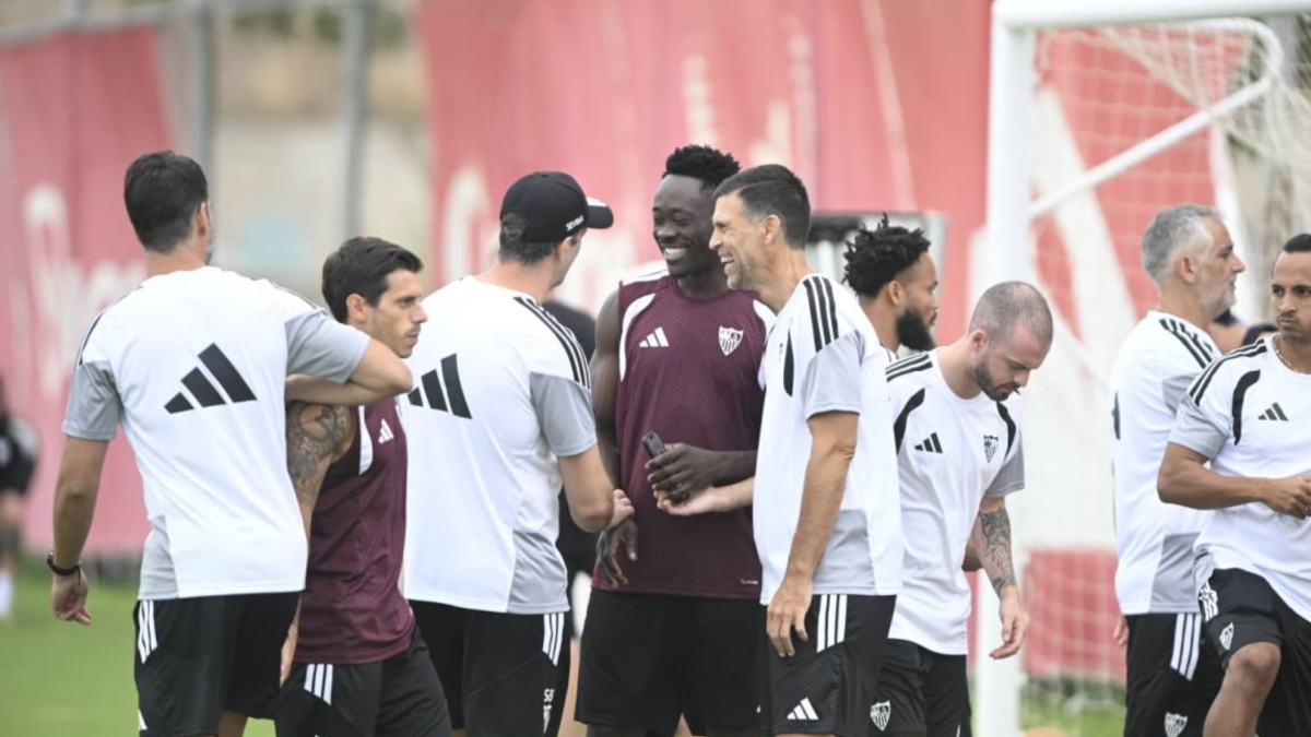 Akor Adams se reincorpora al Sevilla mientras resuelve su futuro