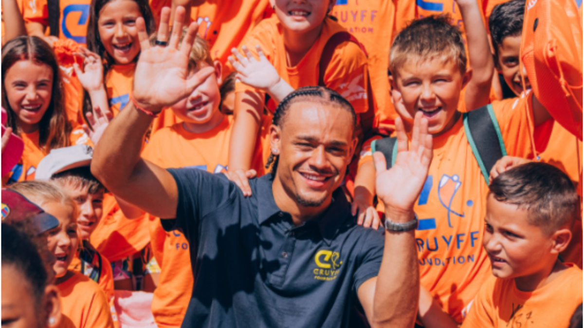 Xavi Simons inaugura un Cruyff Court en Rojales