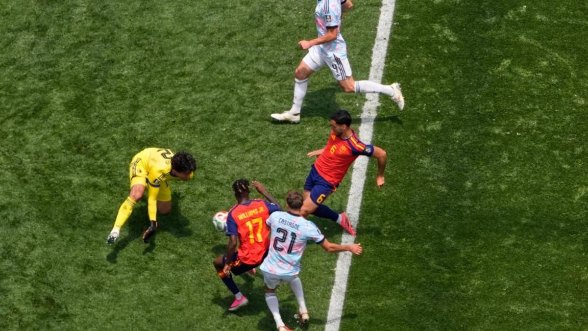 Mikel Merino marca el gol de la victoria para España