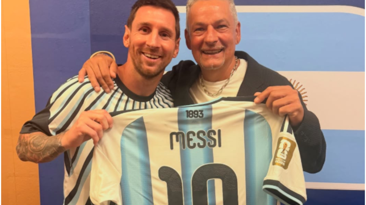 Messi regala su camiseta a Baggio tras la victoria de Argentina