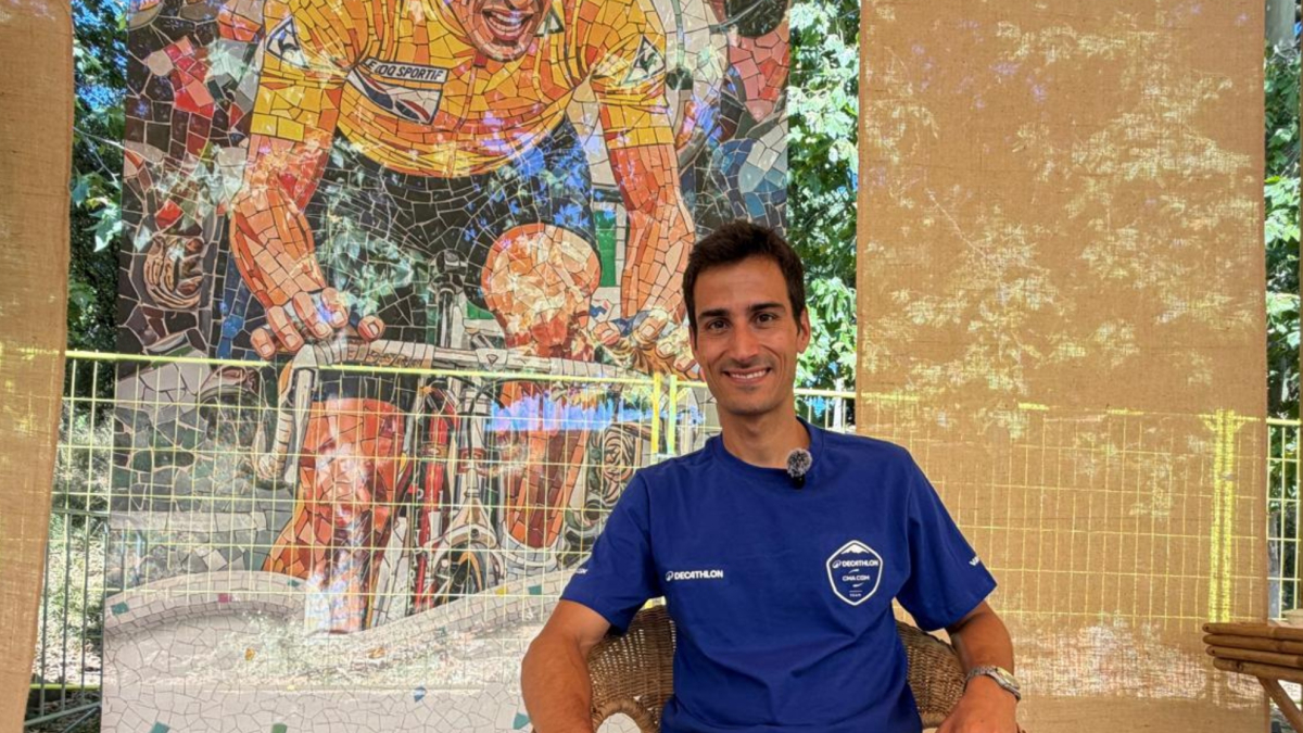 Mario Mola descubre el Tour desde dentro con Decathlon: "Lo veo con respeto y cierta envidia"