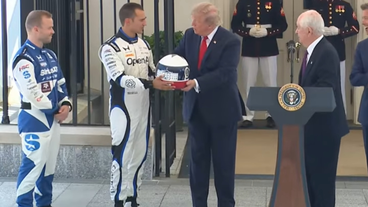 El regalo de Álex Palou a Trump que se llevó todo el protagonismo en la Casa Blanca