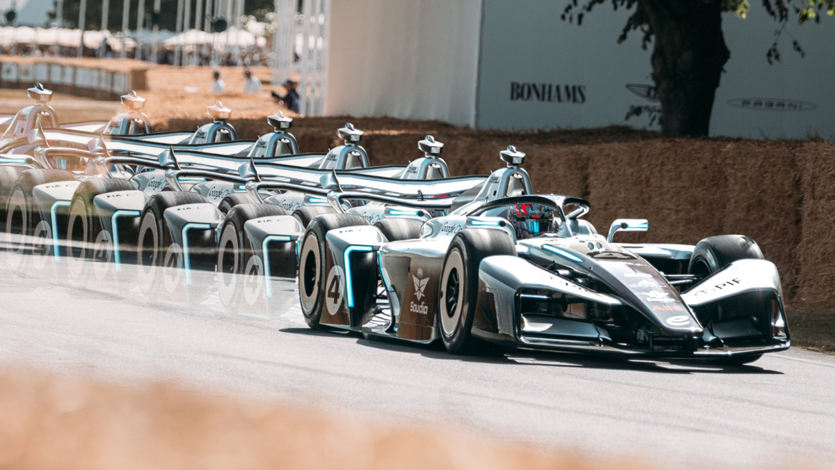 El nuevo monoplaza de Fórmula E roza el récord de un F1 en la subida a la colina de Goodwood
