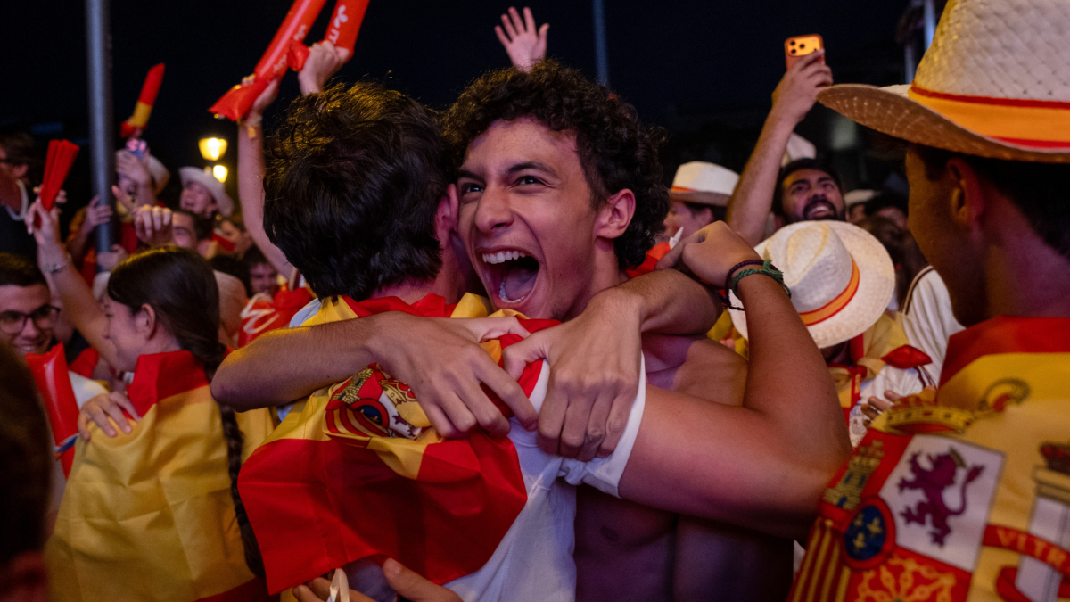 España arrasa a Francia y provoca la locura en las calles