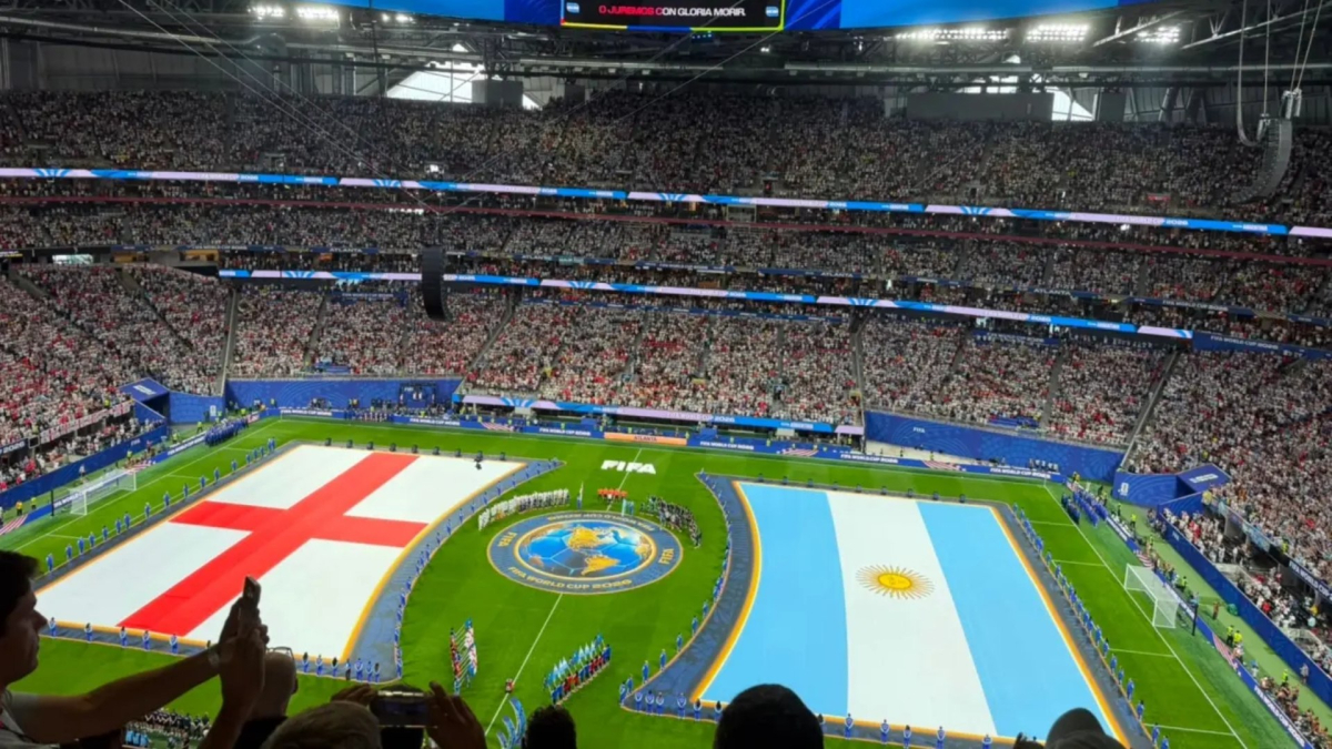 La afición argentina no respeta el himno de Inglaterra y el partido empieza caliente